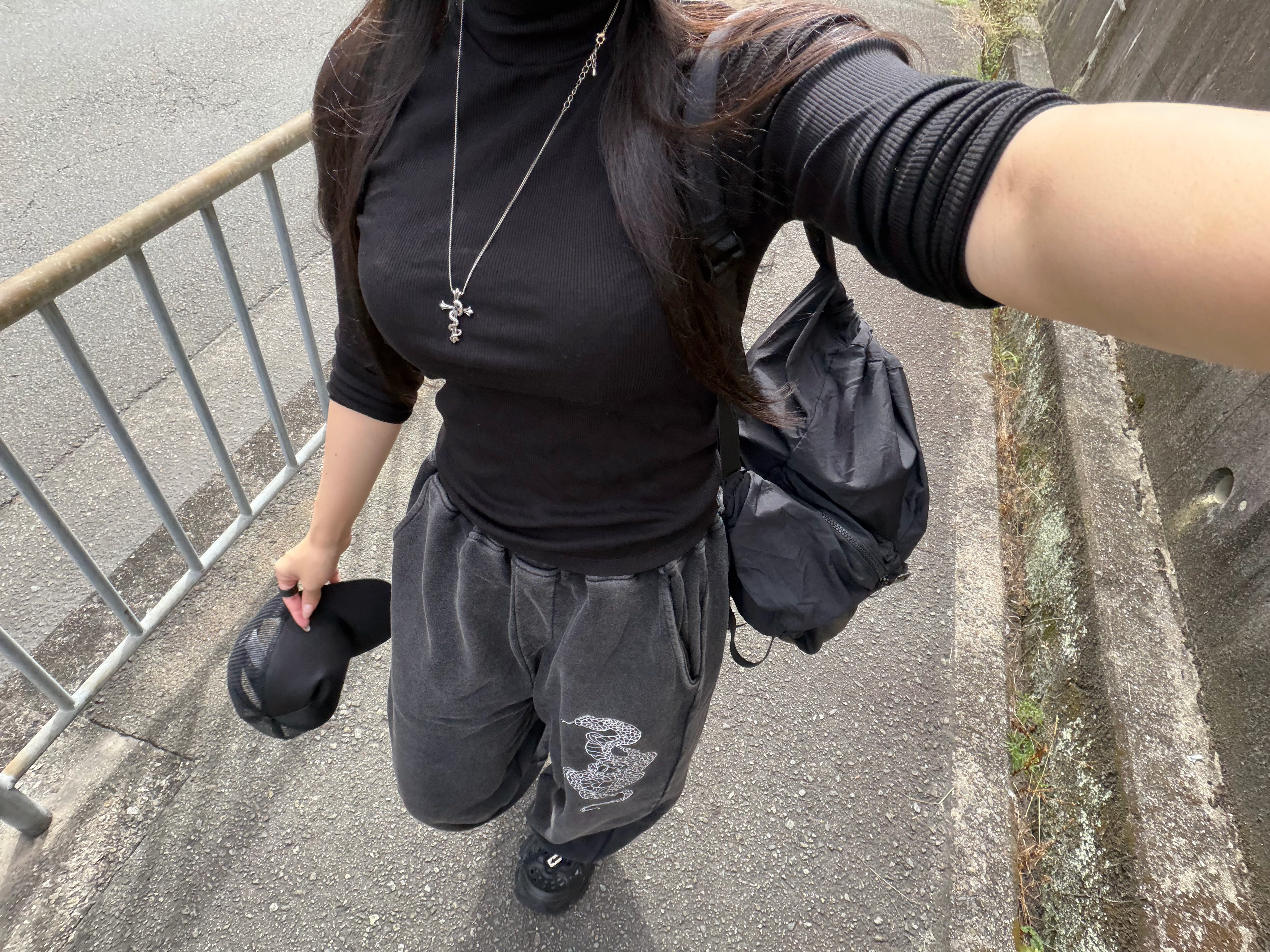 gibous snake scorpion sweat pants powder black