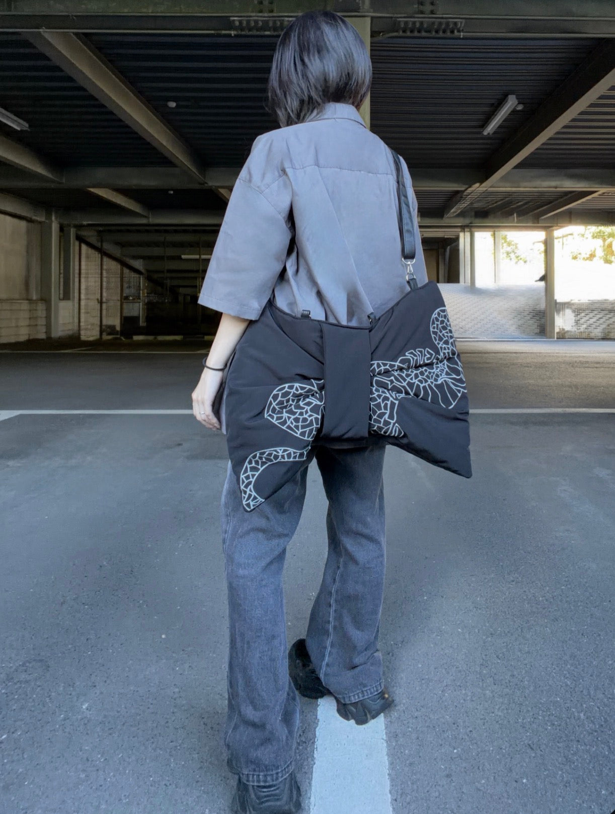 gibous snake scorpion ribbon bag
