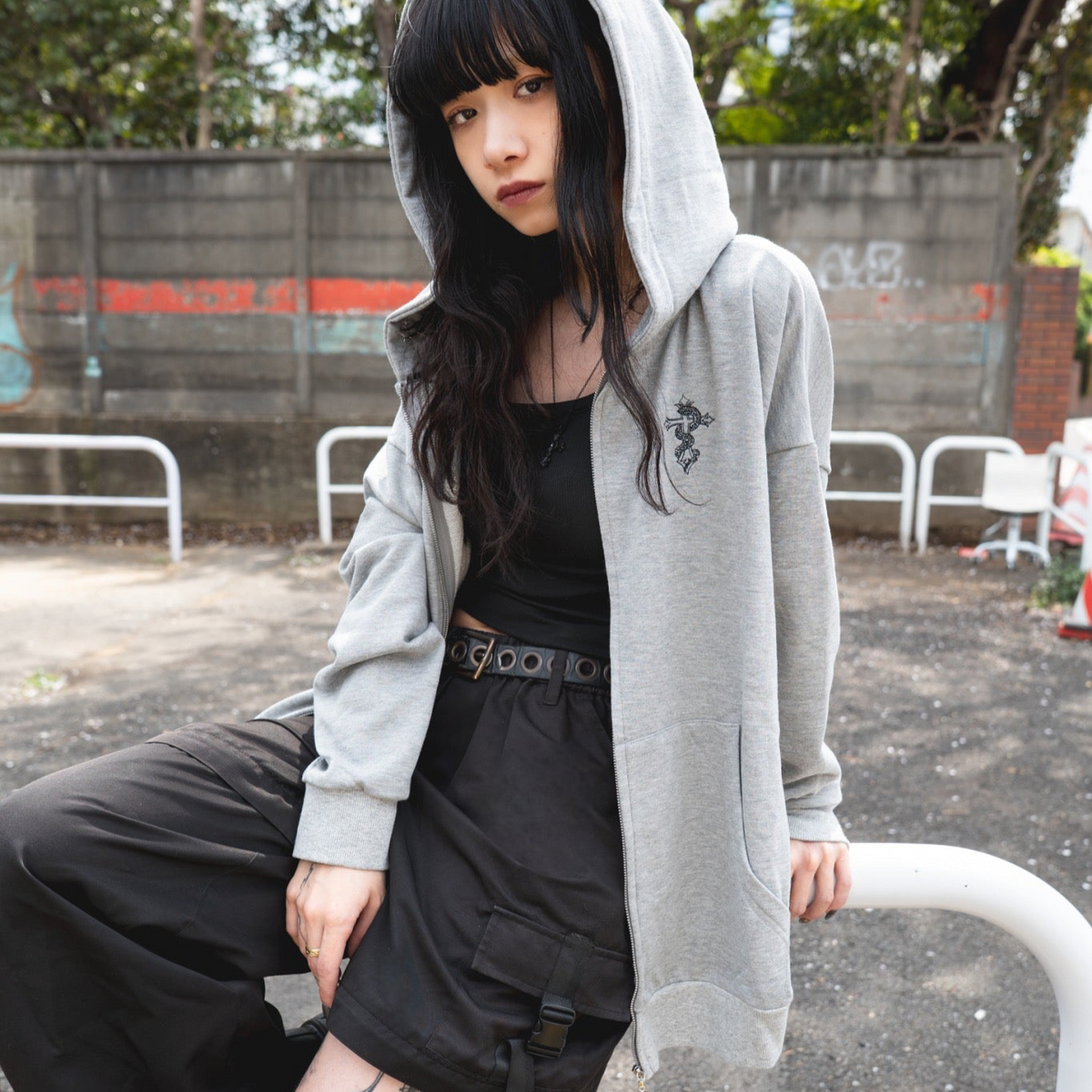 gibous logo snake cross parker gray