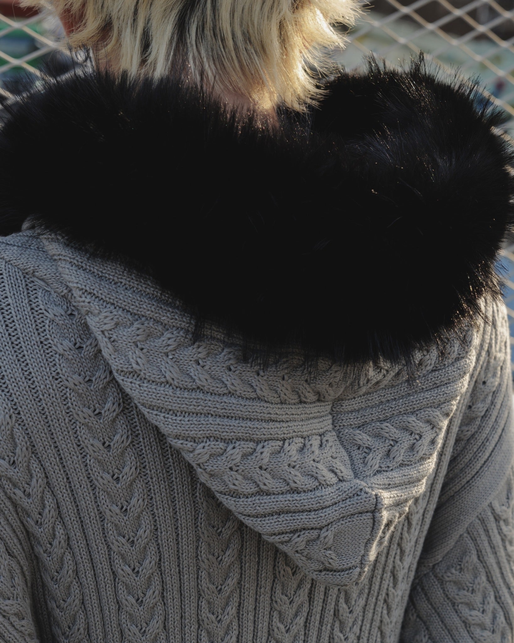 gibous cable knit logo fur hoodie gray