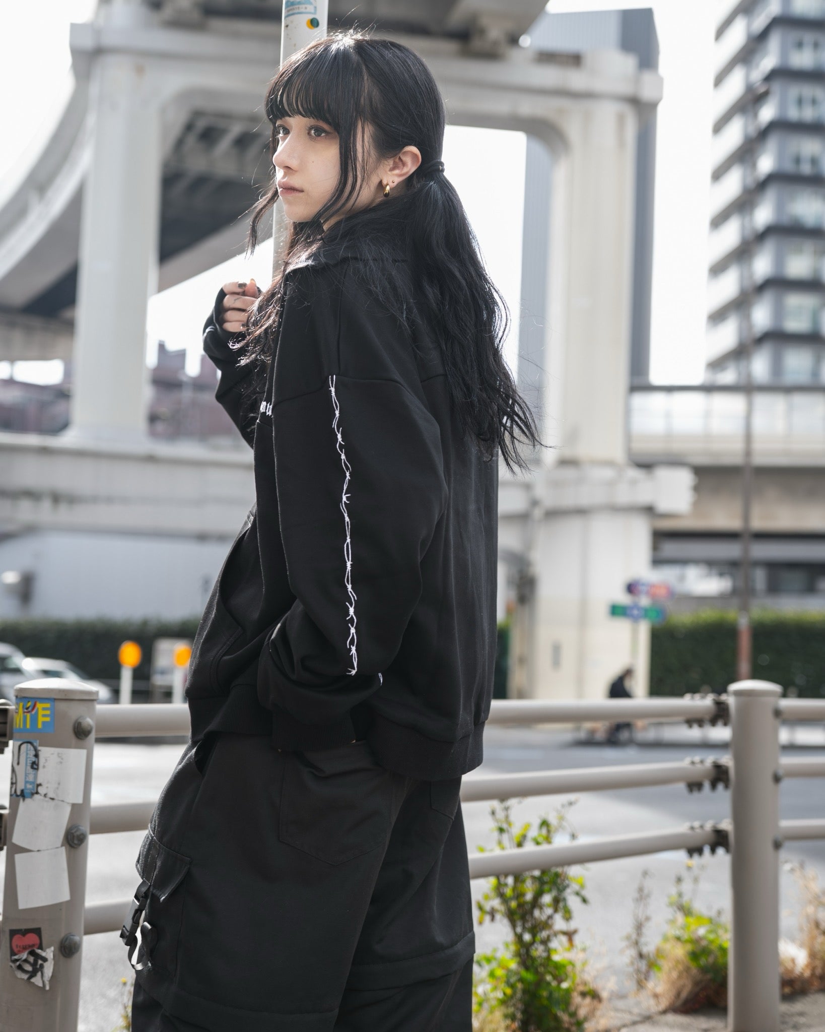 gibous barbed wire halfzip sweat black