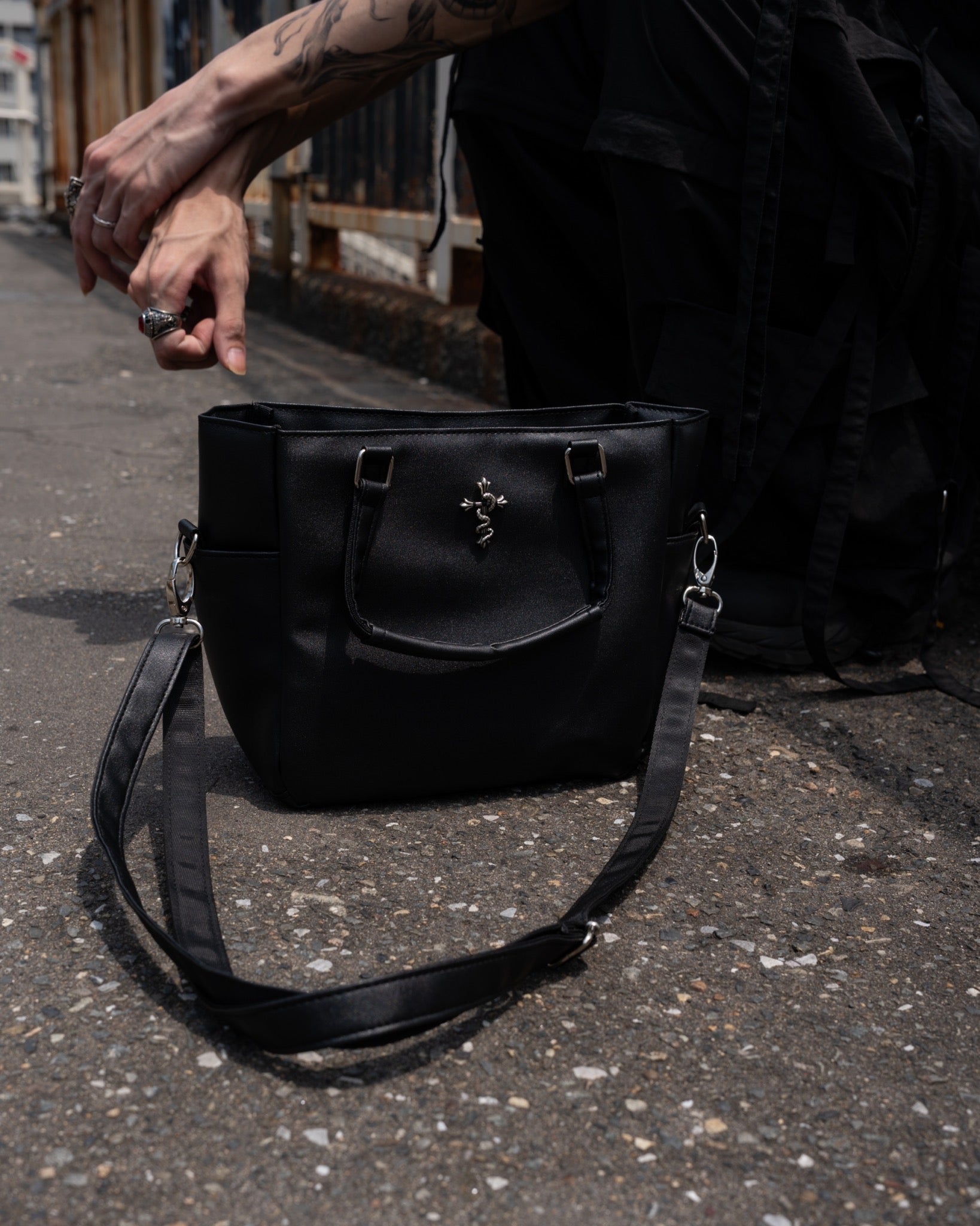 gibous snake cross multi pocket bag