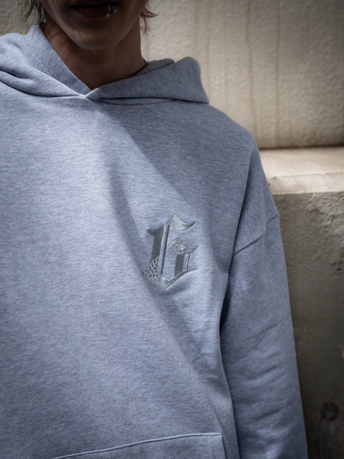gibous G hoodie gray