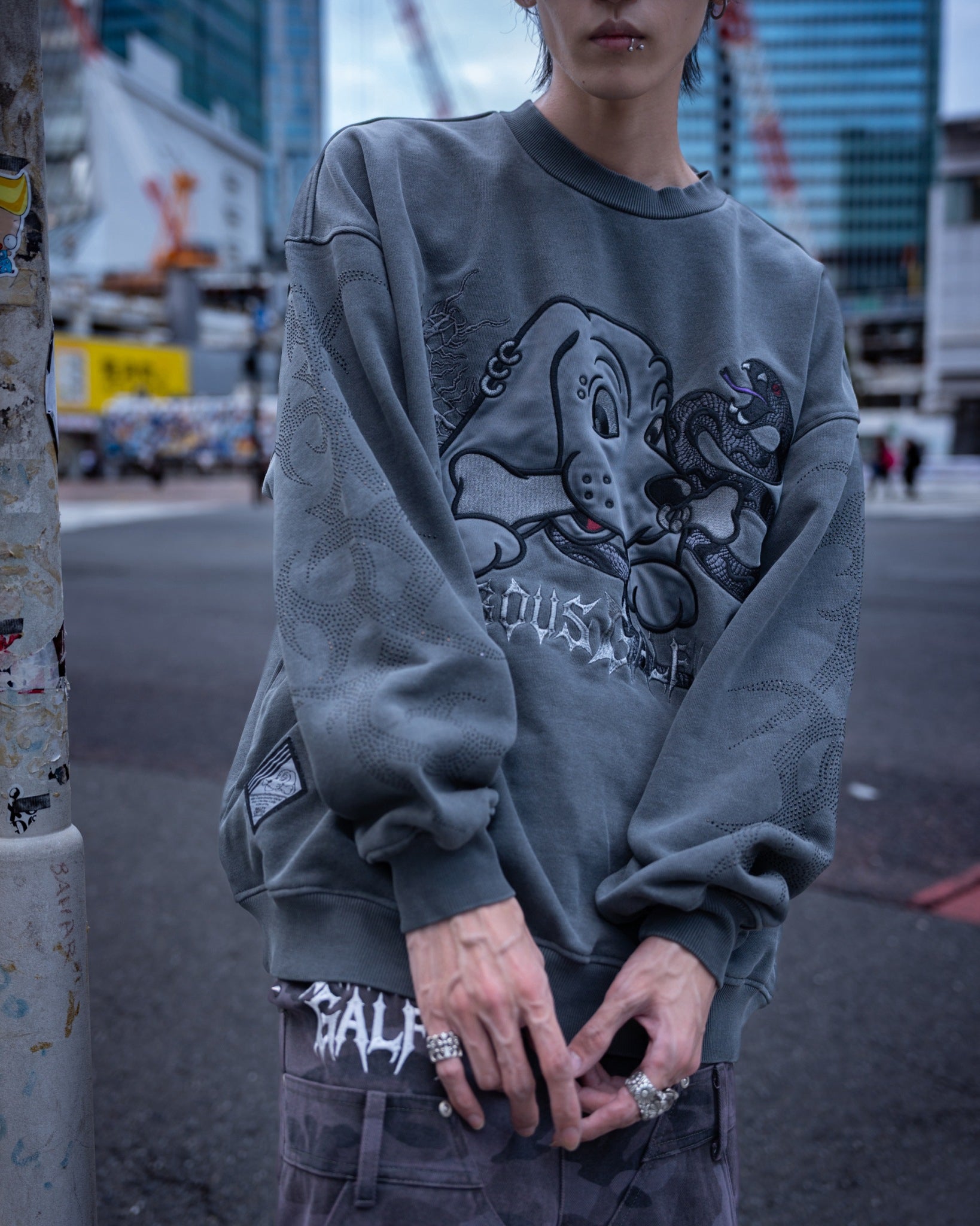 【受注生産】gibous×GALFY rhinestone centipede sweatshirt ink black