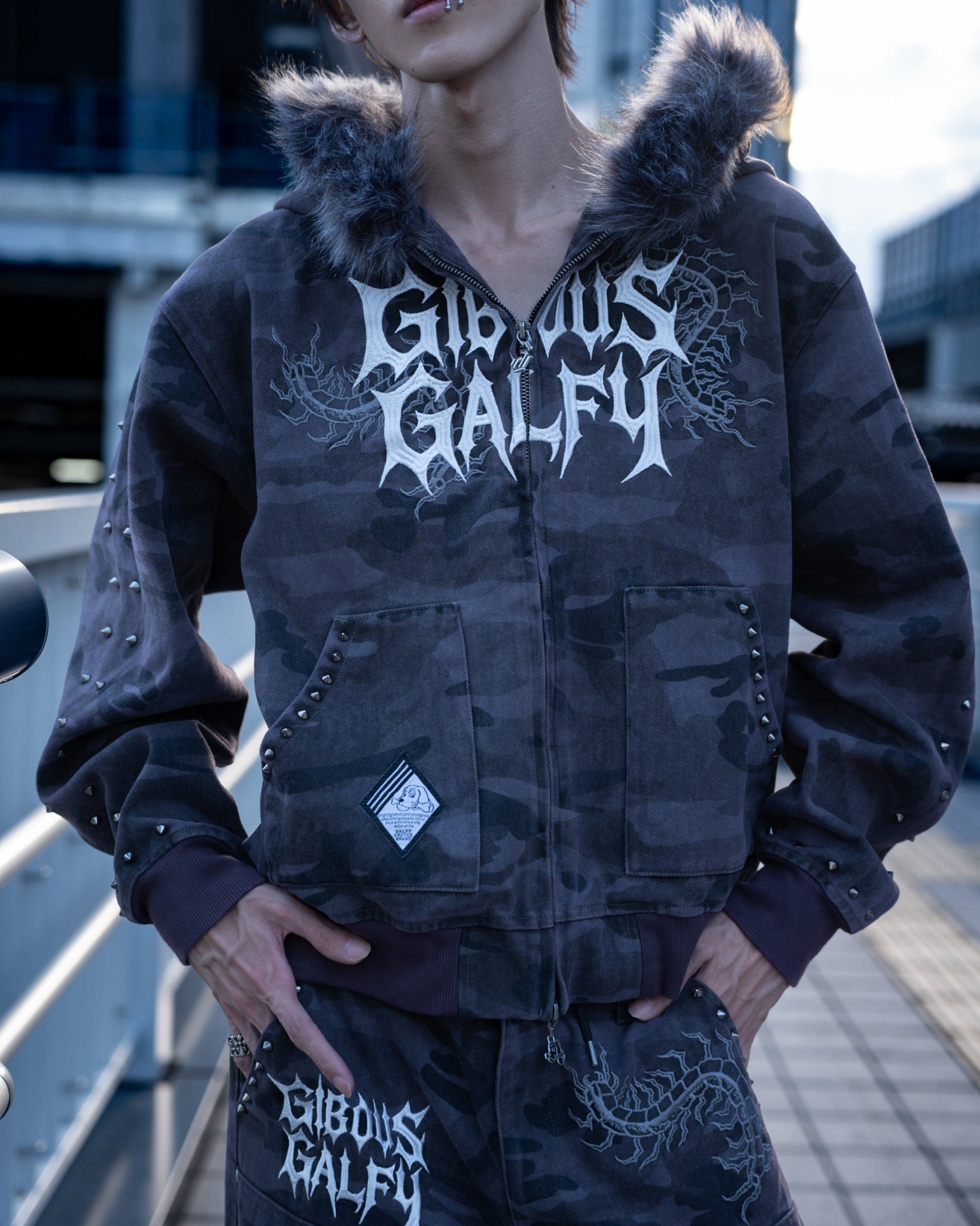 【受注生産】gibous×GALFY gothic logo centipede fur hoodie studs Overdyed