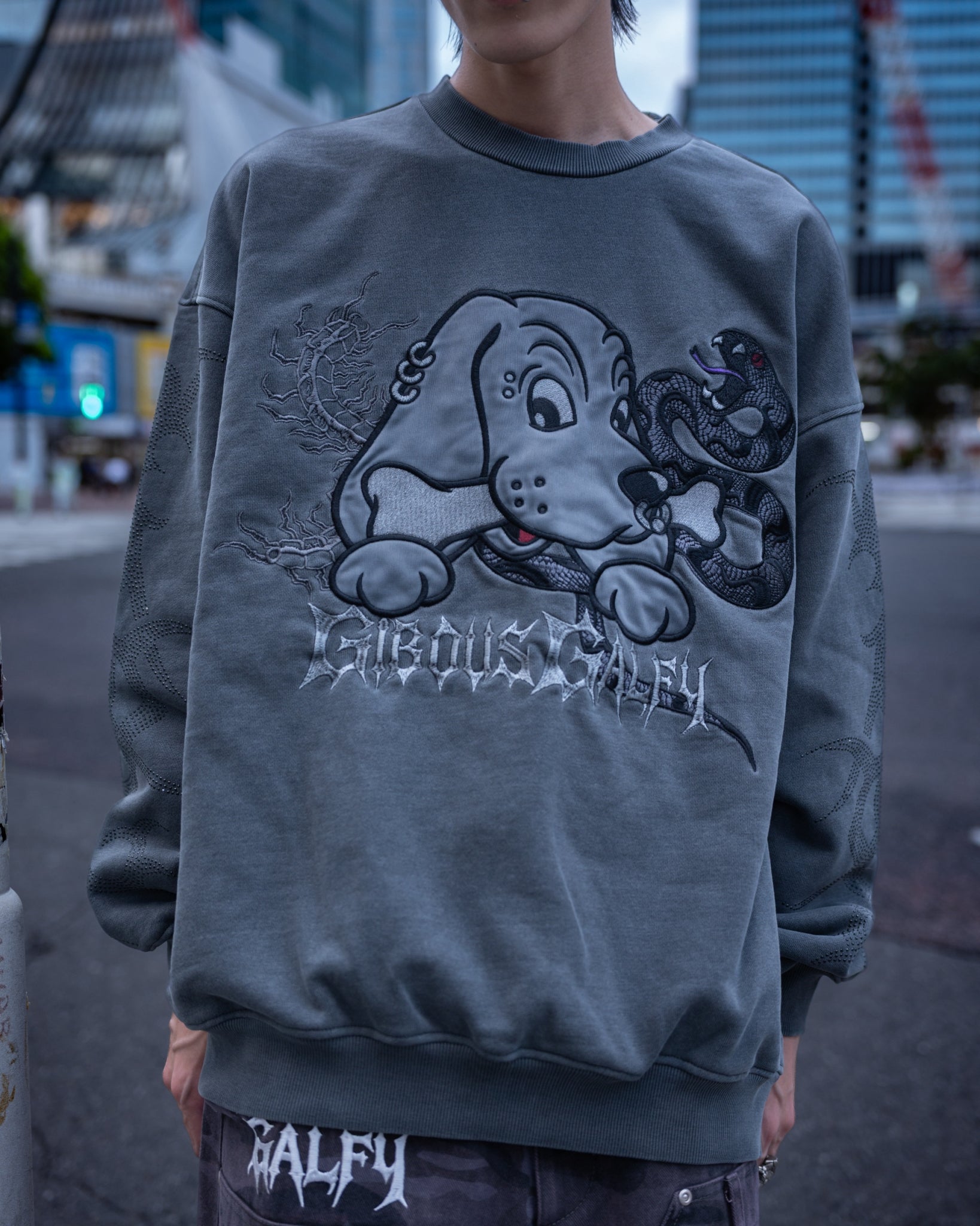 【受注生産】gibous×GALFY rhinestone centipede sweatshirt ink black