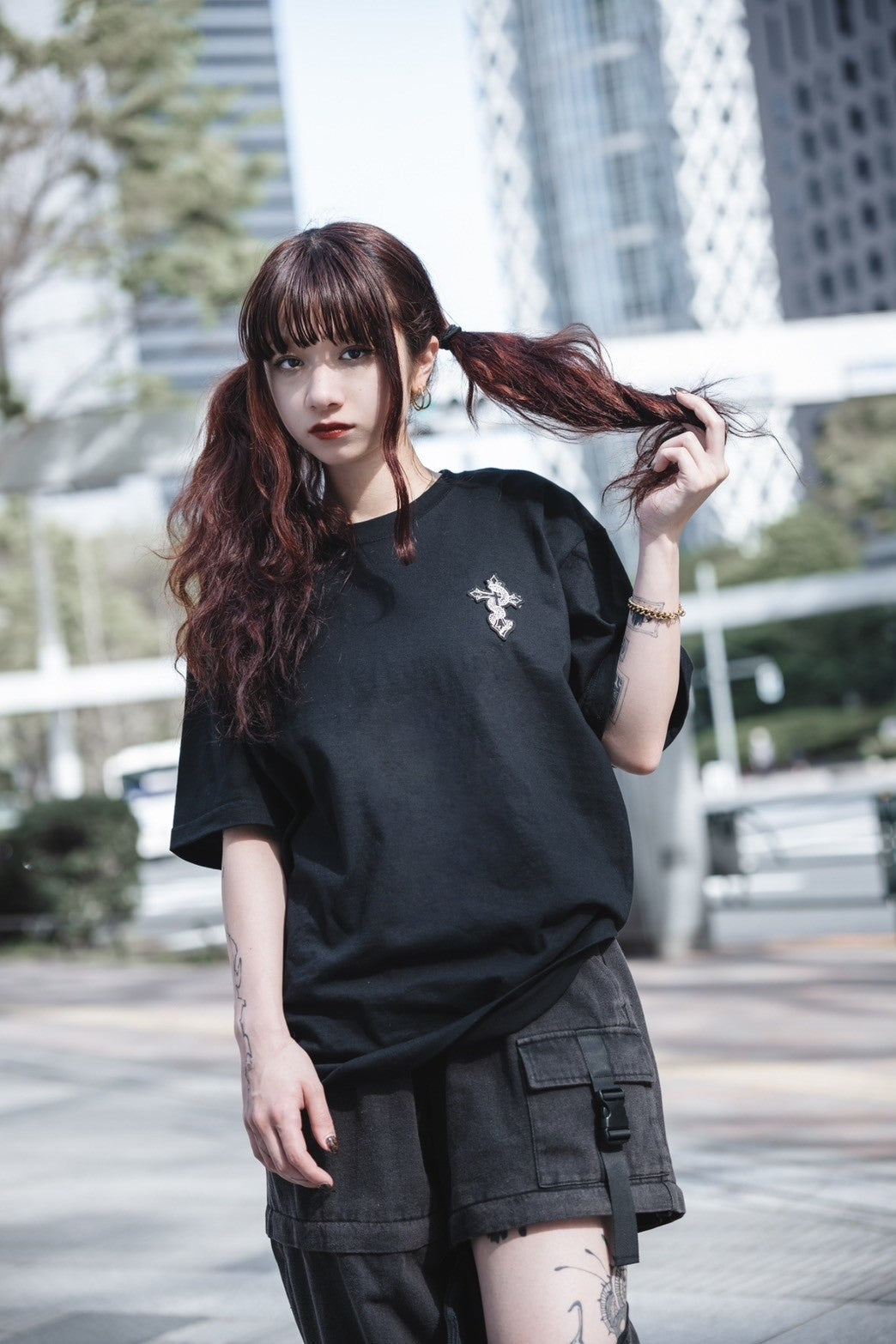 gibous×lhp cross wappen t shirt black