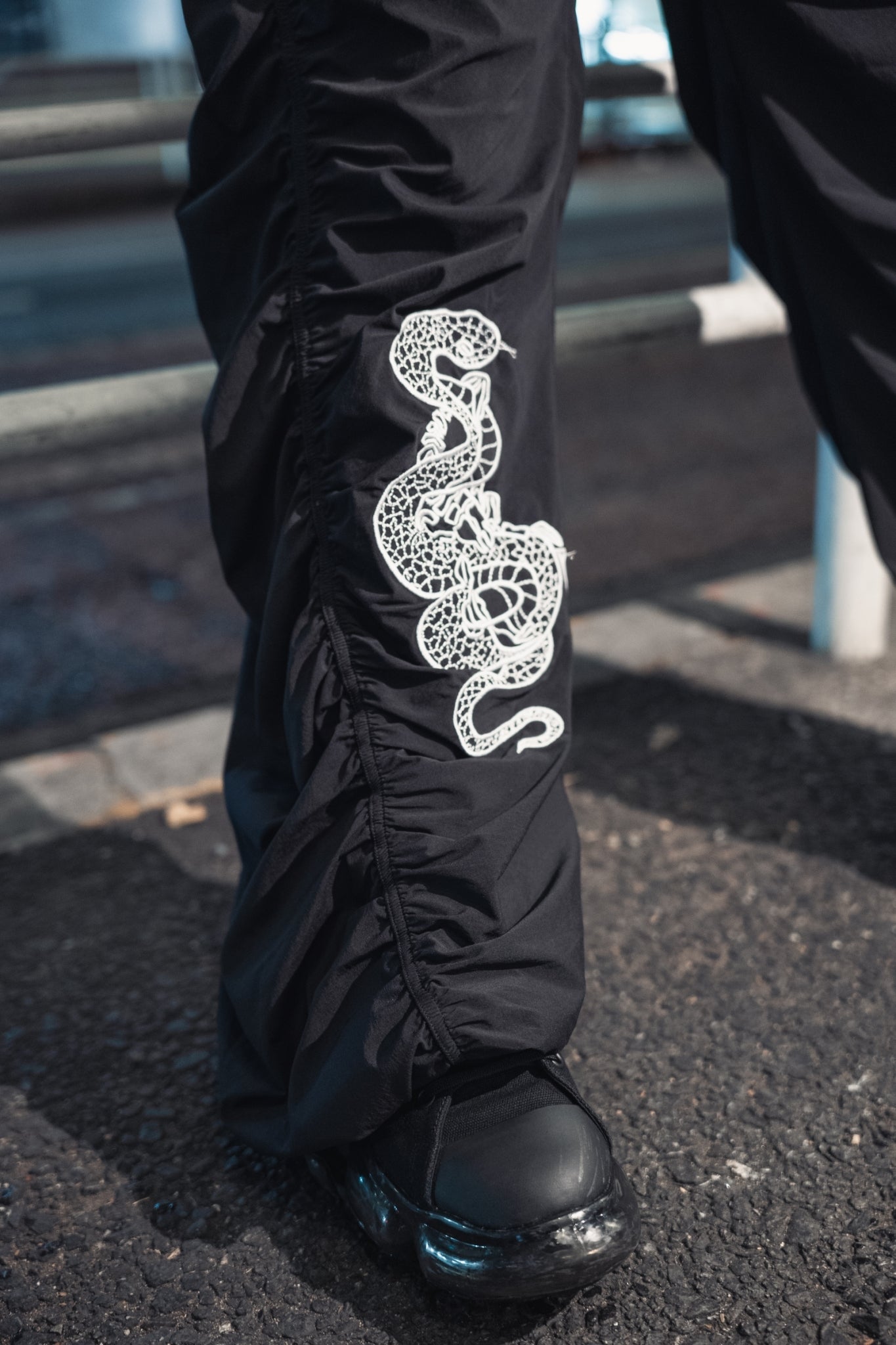 gibous×QOOZA snake scorpion gathered pants black