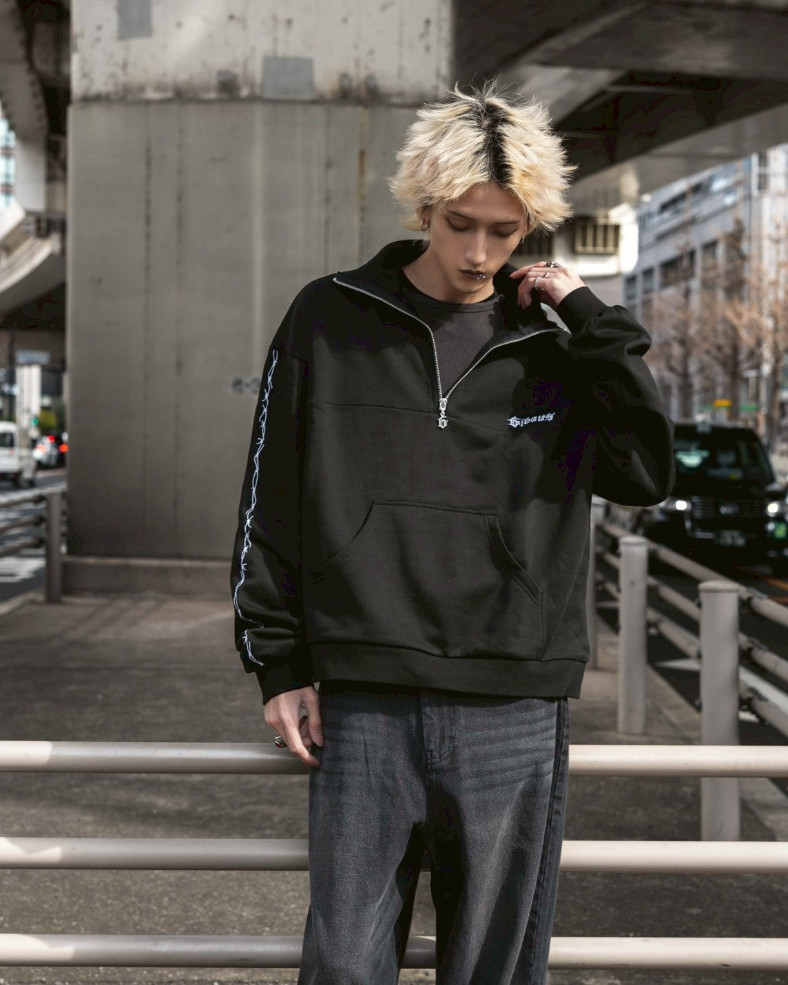 gibous barbed wire halfzip sweat black