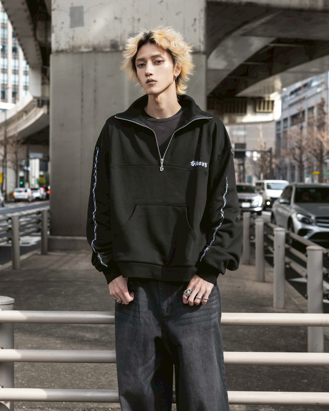 gibous barbed wire halfzip sweat black