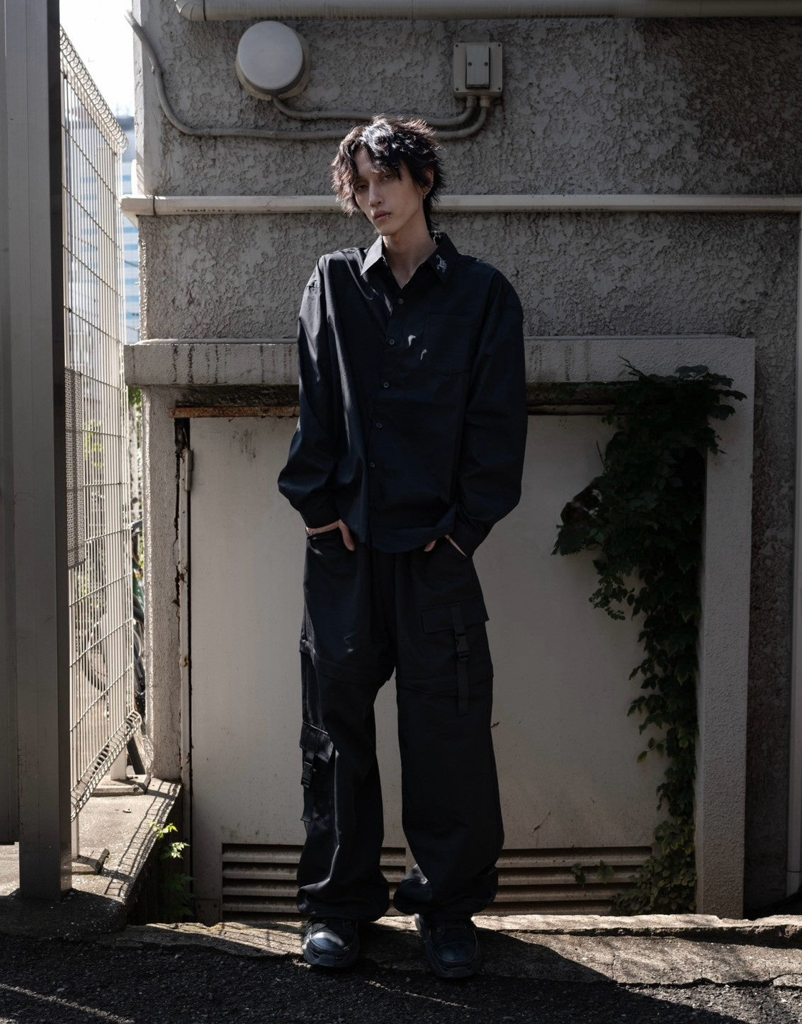 gibous scorpion sleeve shirt black