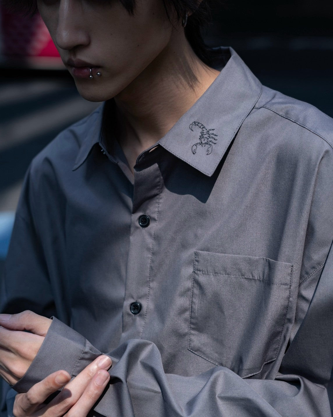 gibous scorpion sleeve shirt creamgray