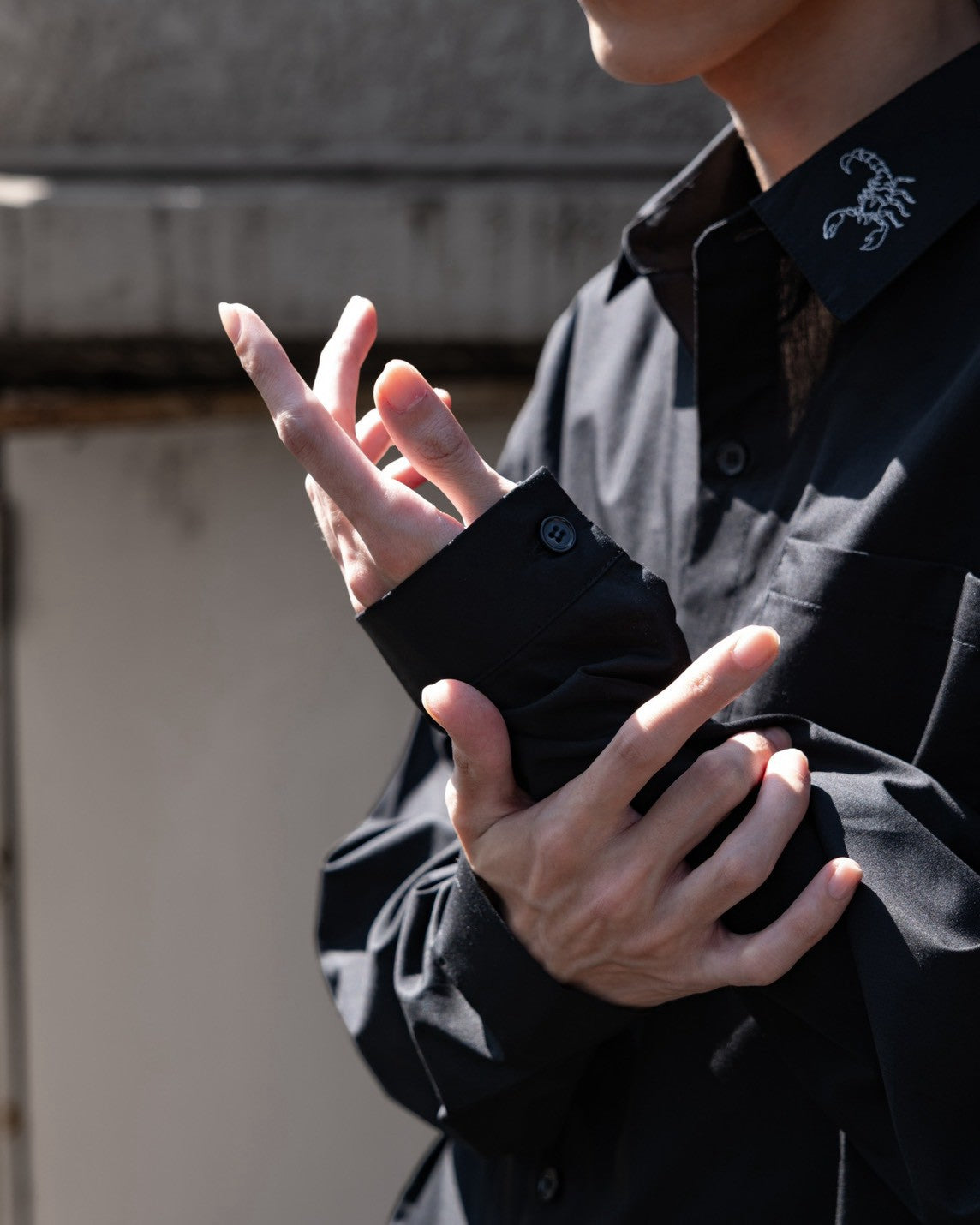 gibous scorpion sleeve shirt black