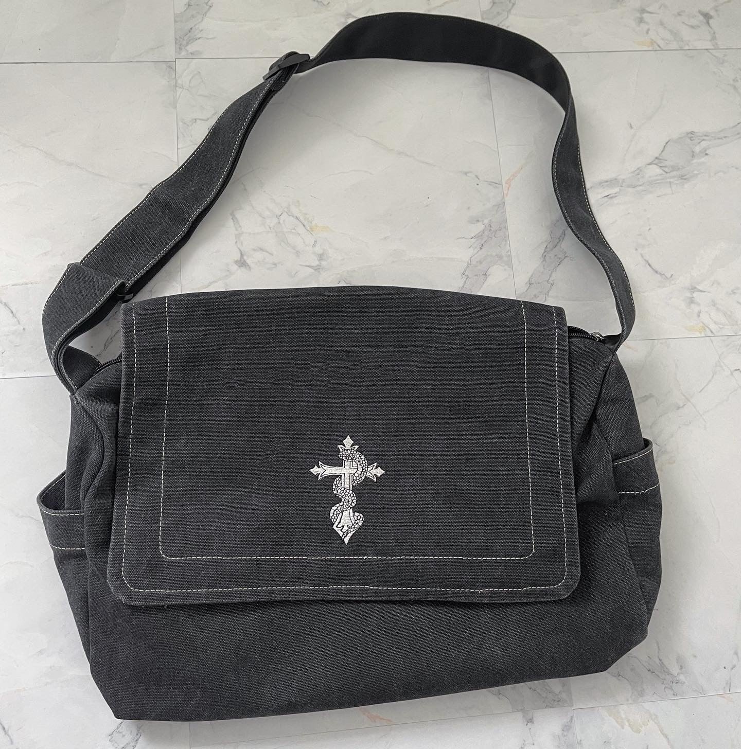 【再販】gibous cross snake hobo bag