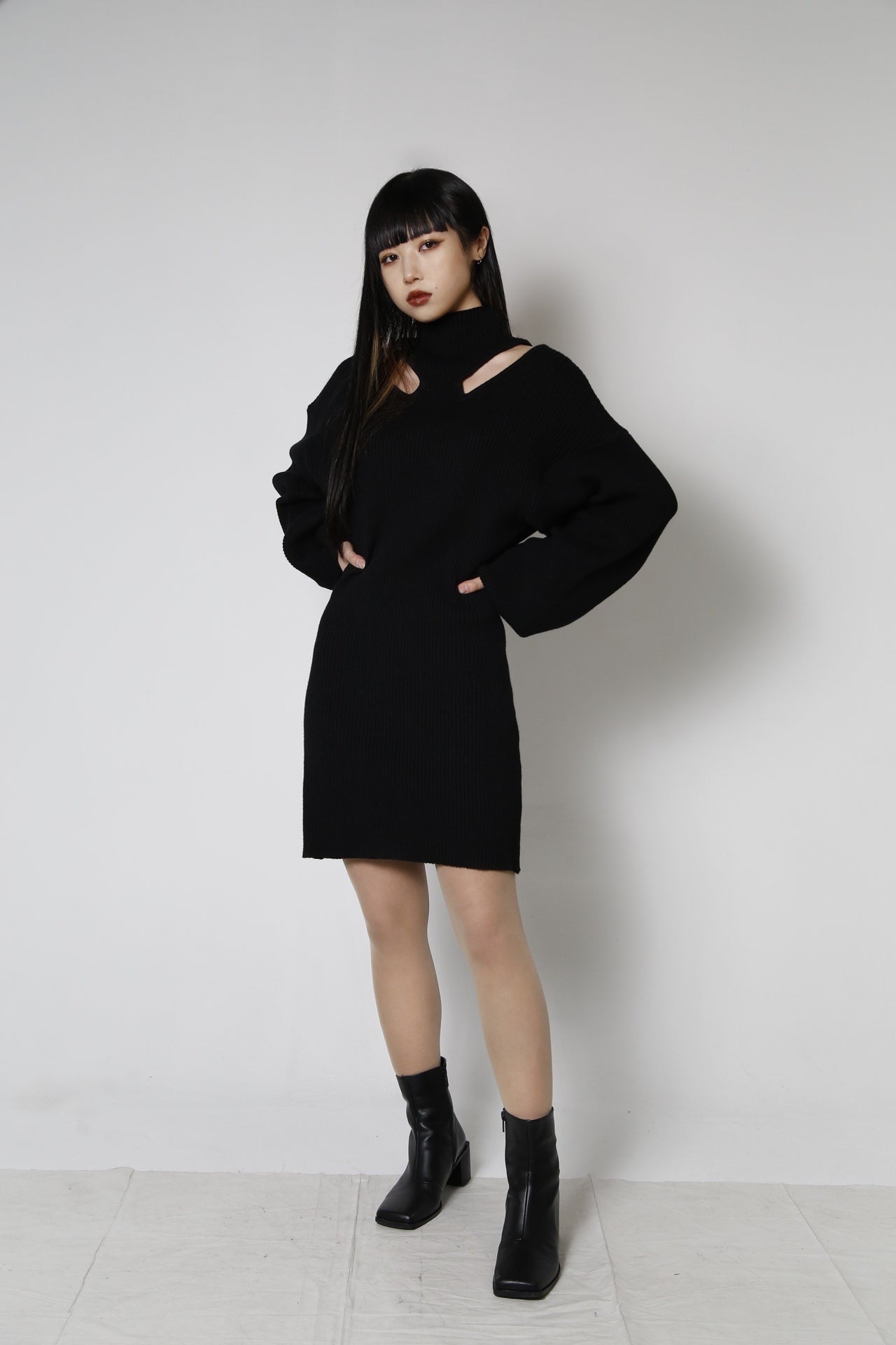 gibous neck design knit onepiece