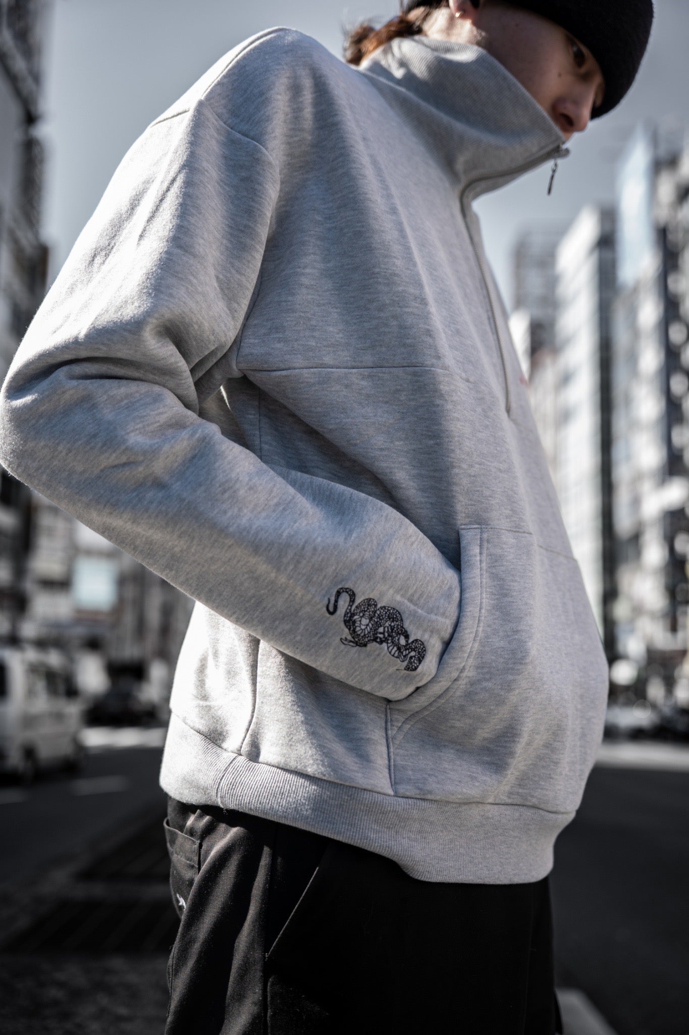 【再販】gibous logo snake half zip gray