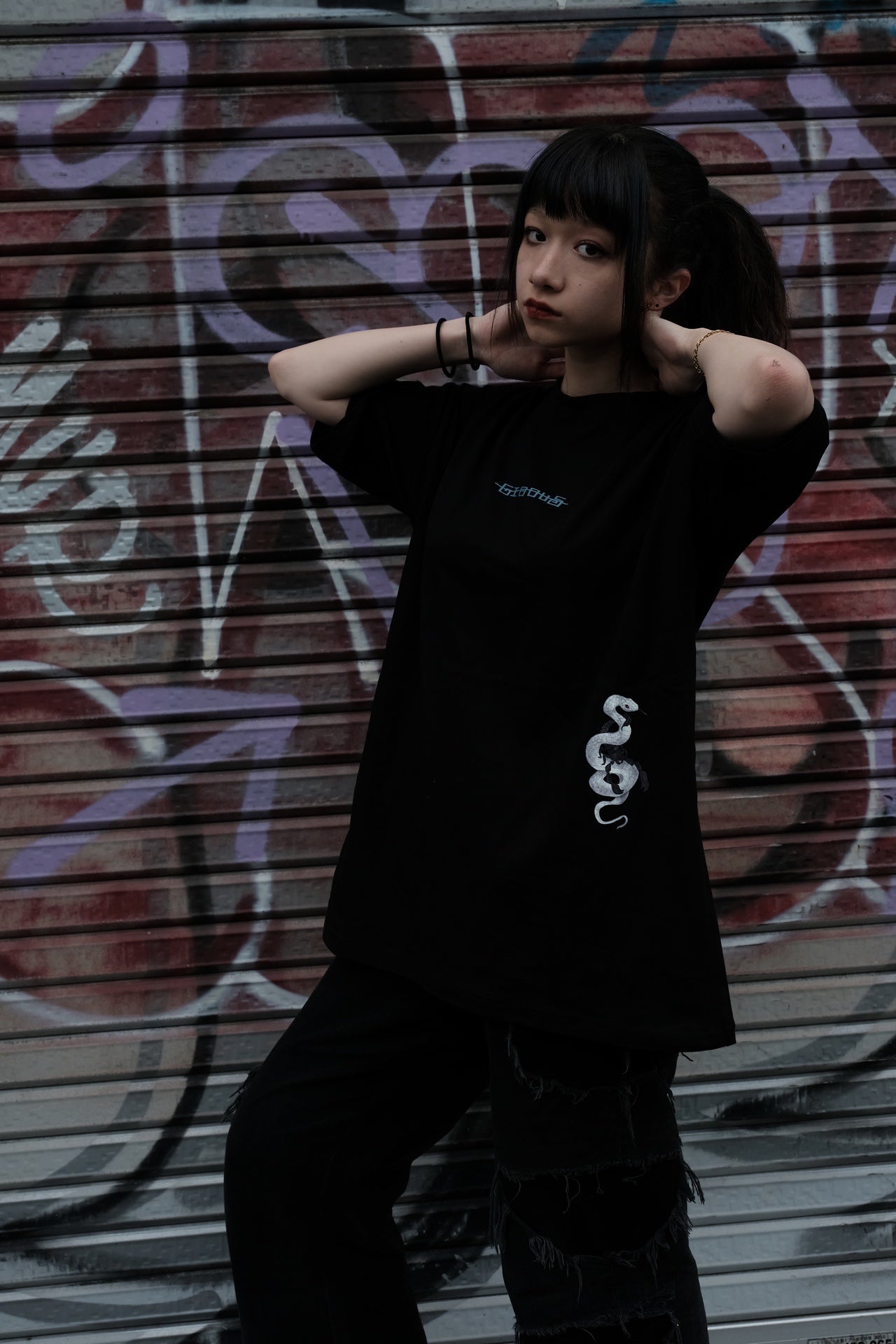 gibous logo snake T black