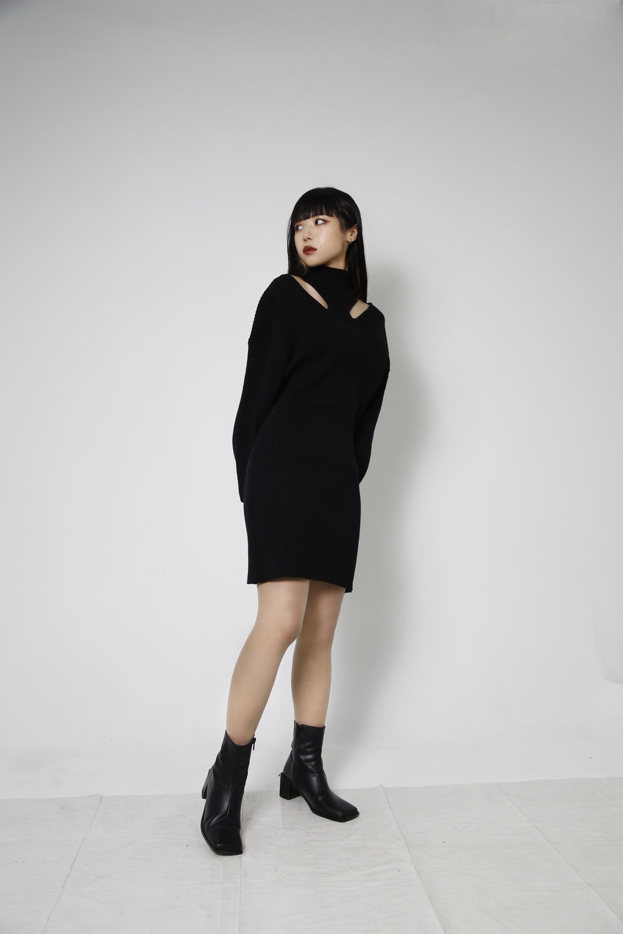 gibous neck design knit onepiece