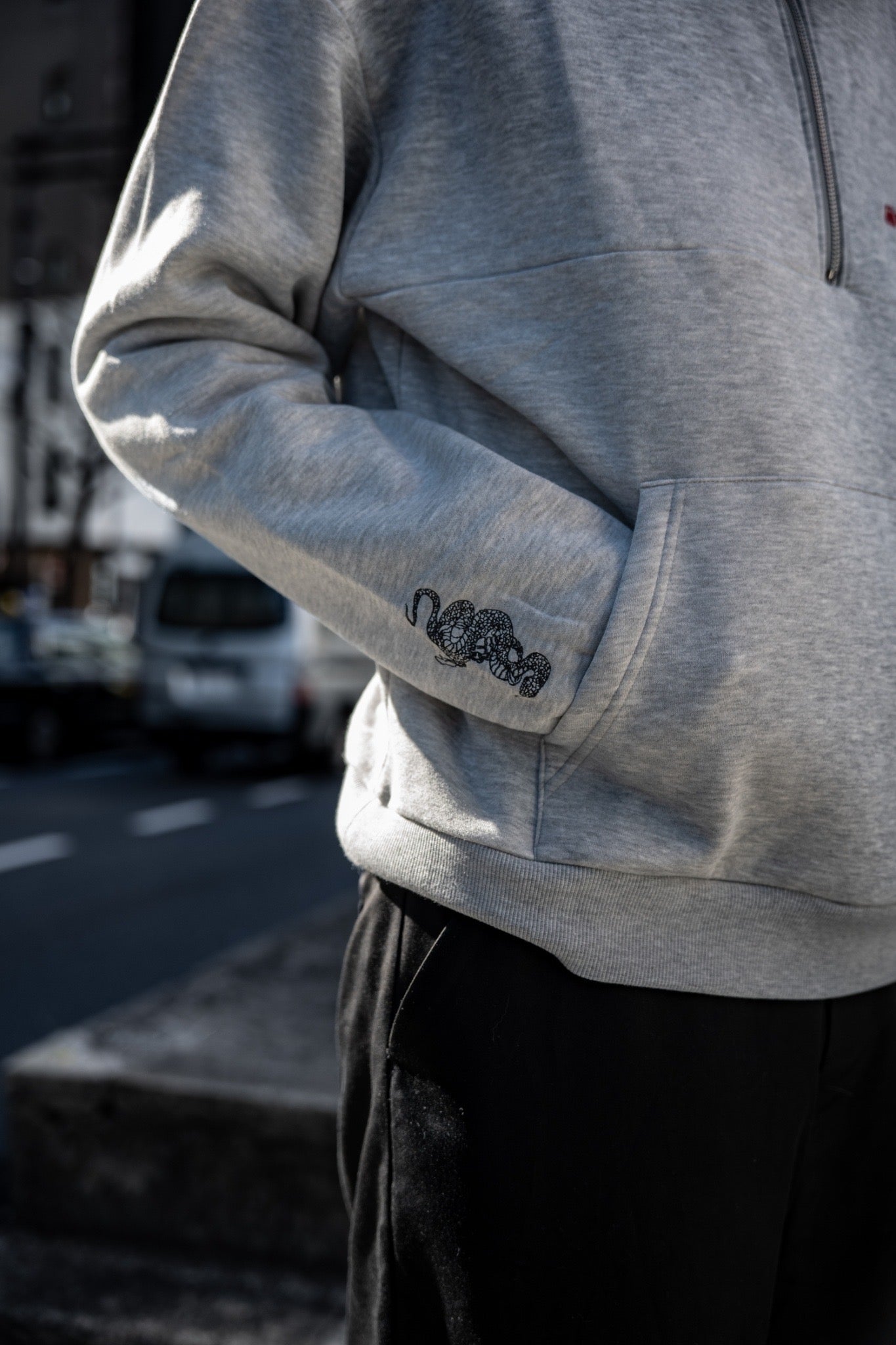 【再販】gibous logo snake half zip gray