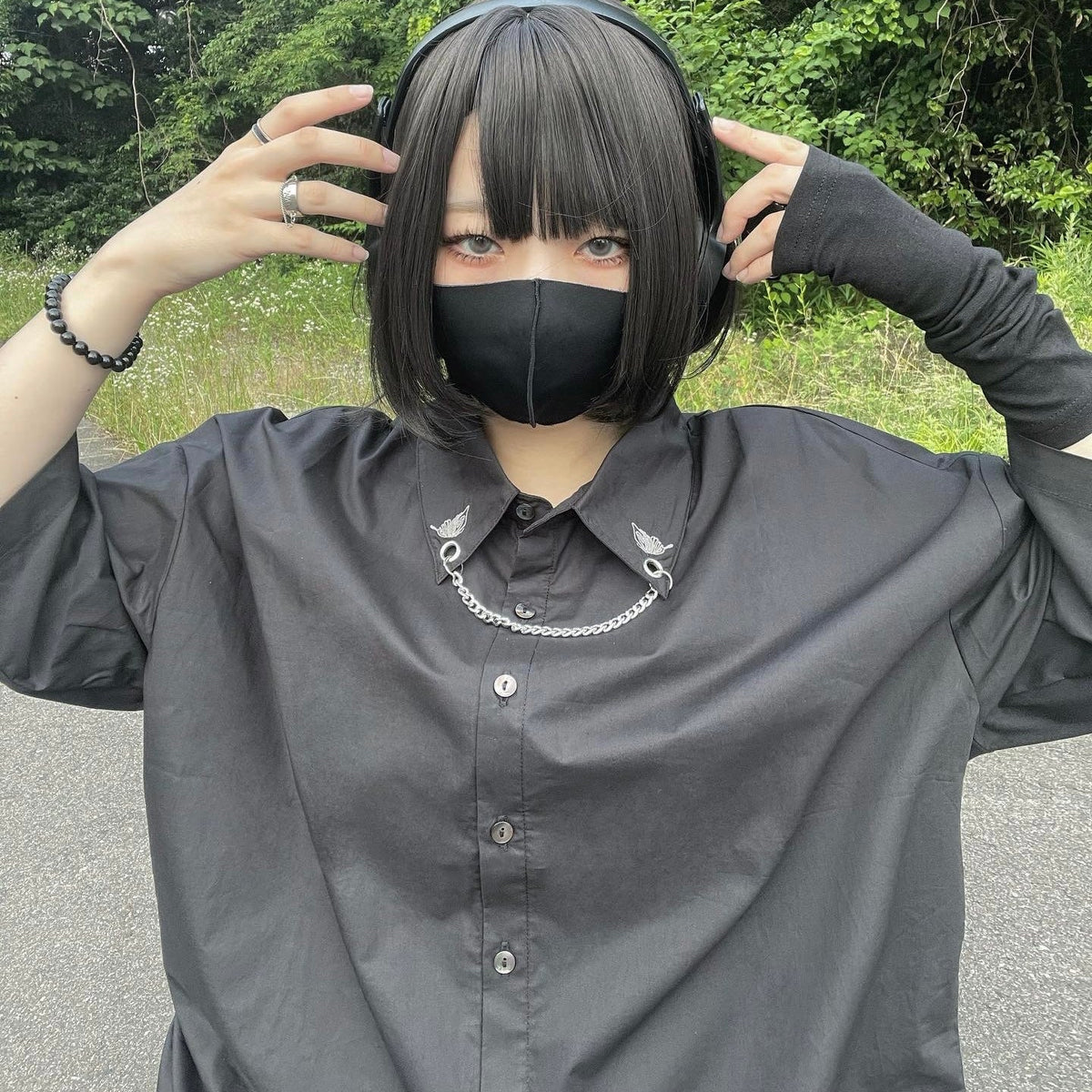 再販】gibous logo butterfly chain shirt black