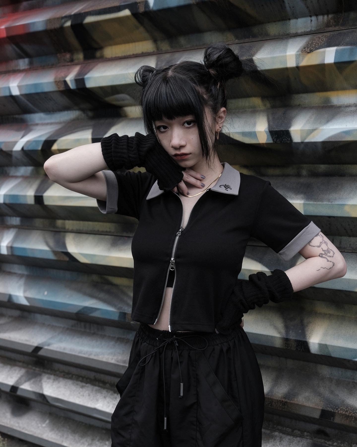 gibous scorpion zip black