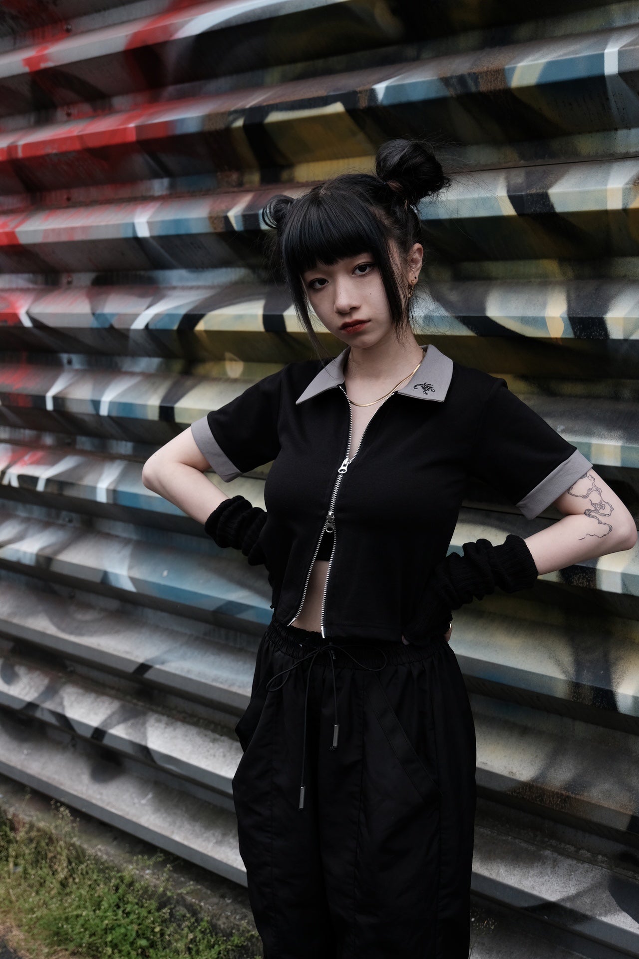 gibous scorpion zip black