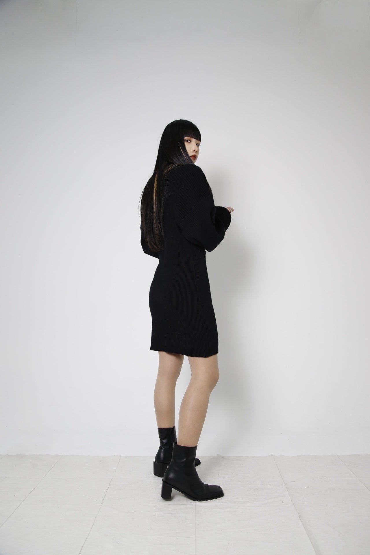 gibous neck design knit onepiece