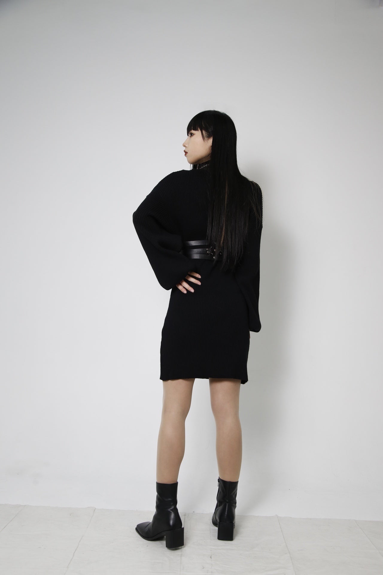 gibous neck design knit onepiece