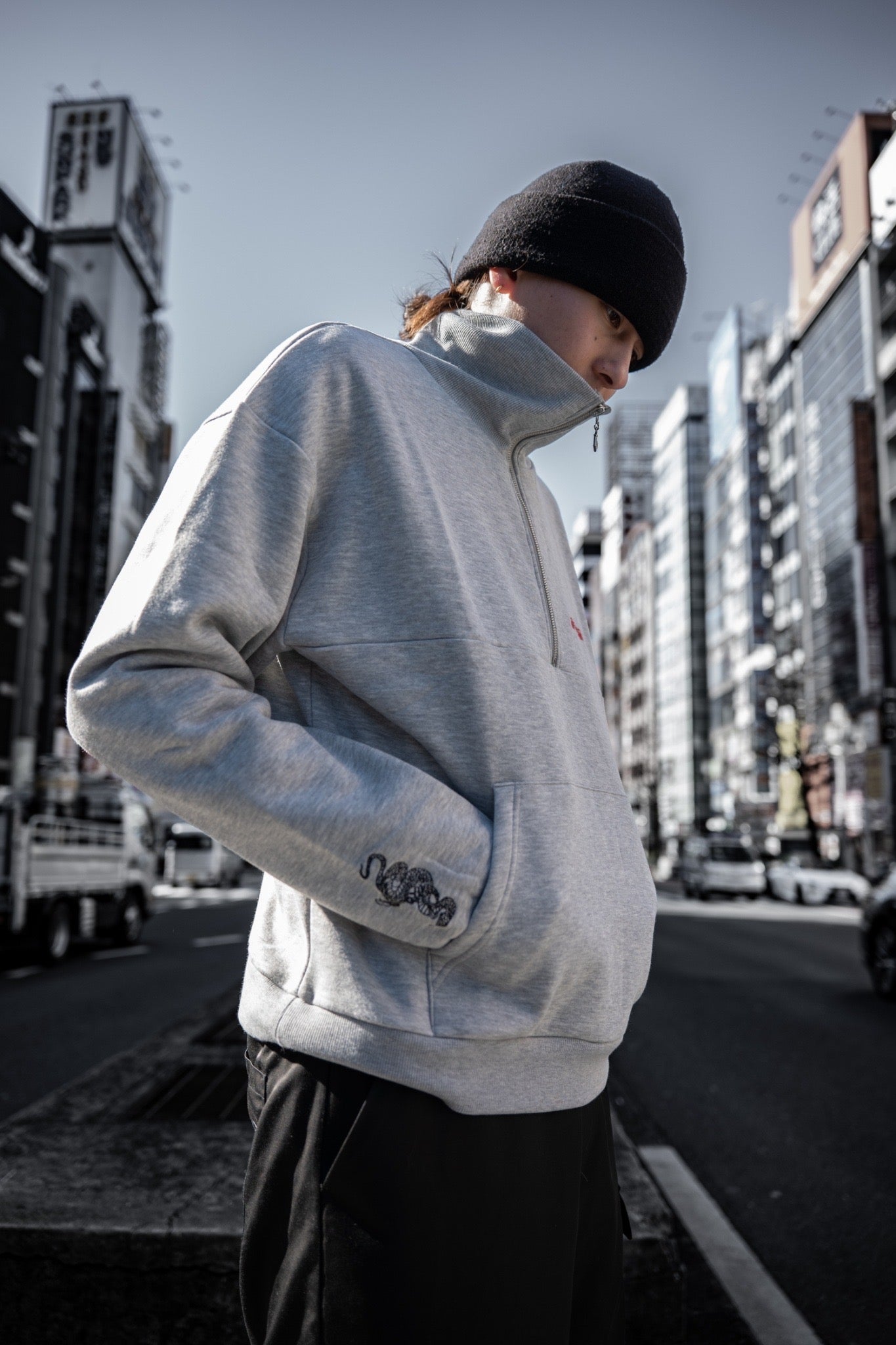 【再販】gibous logo snake half zip gray