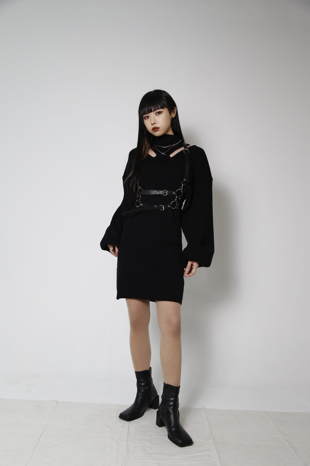 gibous neck design knit onepiece