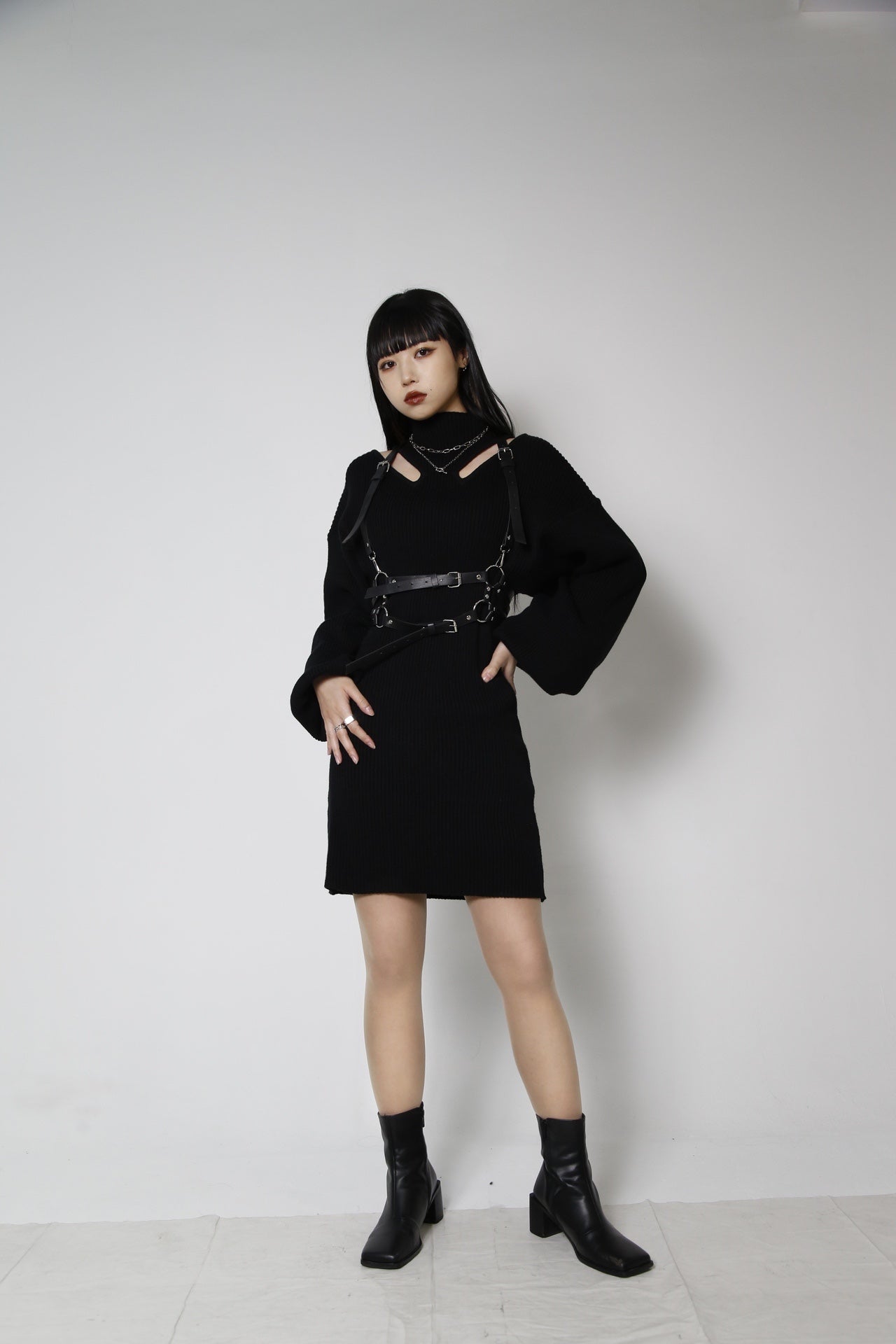 gibous neck design knit onepiece